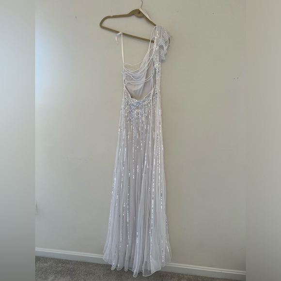 MAC DUGGAL SEQUINED ONE SHOULDER FLUTTER SLEEVE A LINE GOWN WHITE SIZE 2 - Picture 3 of 6